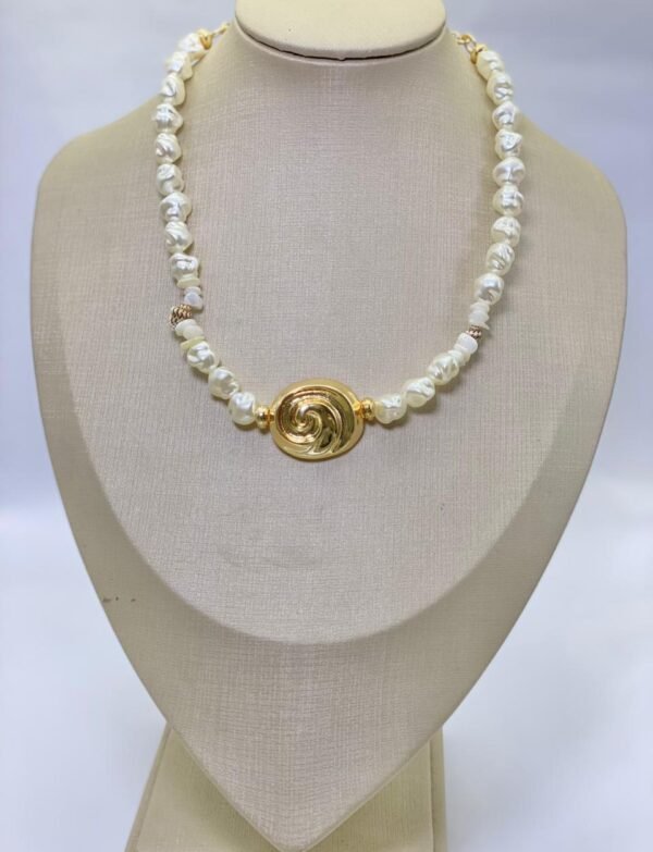 Colar de pérolas com pingente de caracol